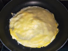 鸡蛋基本凝固后翻面。