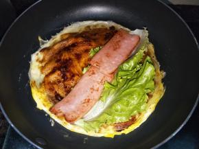 抹上一勺甜面酱，放入两片青菜火腿肠。