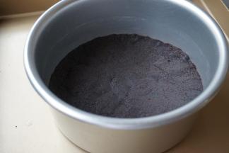 提前将黄油隔热水溶化成液体，将奥利奥饼干碎装入保鲜袋中，用擀面棍擀成粉末状或者用研磨机研成粉末，然后将黄油倒入奥利奥饼干粉末中搅拌好，再倒入6寸活底蛋糕模中，压平压紧实，在手中套个保鲜袋，用手压，感觉这样压得会更好一些，放冰箱冷藏备用