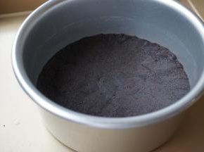 提前将黄油隔热水溶化成液体，将奥利奥饼干碎装入保鲜袋中，用擀面棍擀成粉末状或者用研磨机研成粉末，然后将黄油倒入奥利奥饼干粉末中搅拌好，再倒入6寸活底蛋糕模中，压平压紧实，在手中套个保鲜袋，用手压，感觉这样压得会更好一些，放冰箱冷藏备用