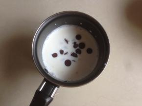 牛奶加温到50度的时候，把巧克力豆倒入