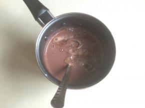 将吉利丁片捞起来，挤掉水后立即投入到巧克力液中，搅匀，巧克力液一定要热才能把吉利丁溶化，待巧克力液放凉后，放入冰箱冷藏备用