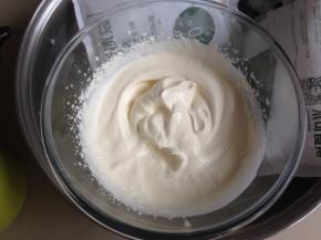 淡奶油加糖，隔冰水，用电动打蛋器打至有纹路，还可以流动的状态即可