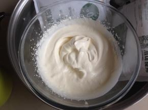 淡奶油加糖，隔冰水，用电动打蛋器打至有纹路，还可以流动的状态即可