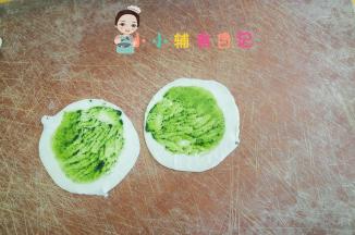 一个饼需要四个饺子皮，每一张都涂一些菠菜油