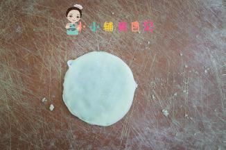 四张饺子皮都叠在一起，每一张中间都涂上菠菜油跟肉松，压一压