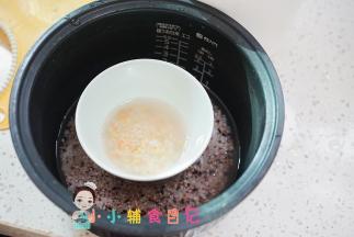 将米放入碗里，跟大人的一起煮熟，