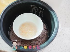 将米放入碗里，跟大人的一起煮熟，