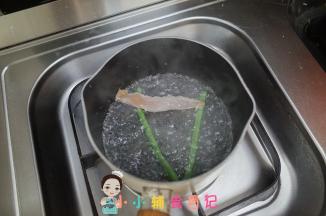 加入鸡肉小火慢煮，用筷子插一下能插透就是熟了马上捞出