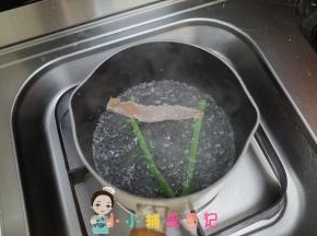 加入鸡肉小火慢煮，用筷子插一下能插透就是熟了马上捞出