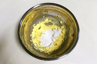 糖粉过筛，分三次加入黄油中，每加一次就搅打均匀。
