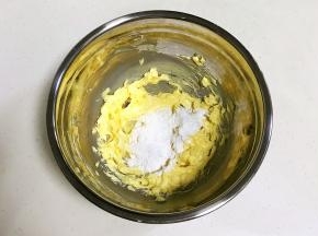 糖粉过筛，分三次加入黄油中，每加一次就搅打均匀。