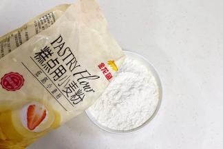 金龙鱼糕点用小麦粉过筛备用。
