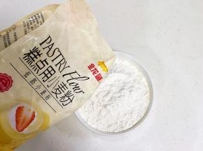 金龙鱼糕点用小麦粉过筛备用。