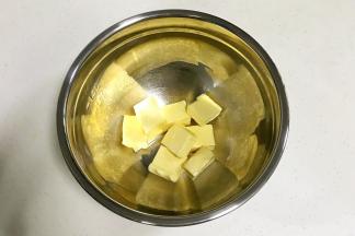 黄油切块室温软化，手指可轻轻按下去即可。