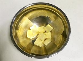 黄油切块室温软化，手指可轻轻按下去即可。