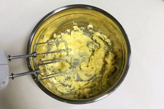 加入盐，用电动打蛋器把黄油搅打均匀，比较柔软的状态。