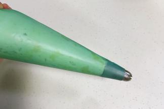 把拌好的面糊装入裱花袋中。