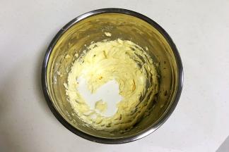 淡奶油加热至50度，凉至30度左右，分三次加入打发的黄油中。