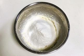 加入过筛的低筋面粉。