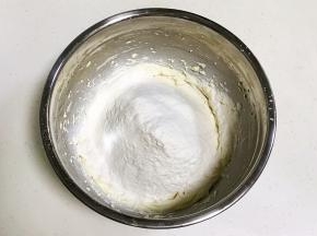 加入过筛的低筋面粉。