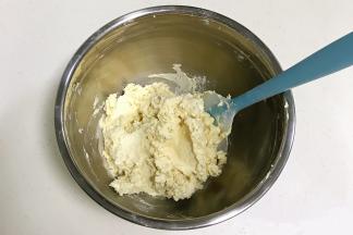 用刮刀翻拌均匀至看不到干粉的状态。