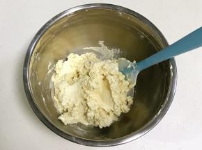 用刮刀翻拌均匀至看不到干粉的状态。