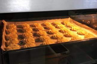 入预热好的烤箱中，上下火180度约18～20分钟。