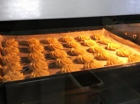 入预热好的烤箱中，上下火180度约18～20分钟。