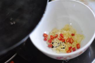 小米椒切碎放入碗中，锅里将油烧热，放几个花椒炸出香味，把热油倒在碗中。