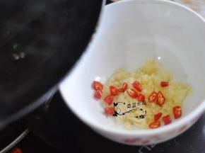 小米椒切碎放入碗中，锅里将油烧热，放几个花椒炸出香味，把热油倒在碗中。