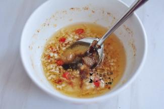 用勺子迅速搅匀，将蒜泥炸熟。再加入盐、生抽、蚝油、老抽、鸡精搅匀。