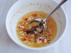 用勺子迅速搅匀，将蒜泥炸熟。再加入盐、生抽、蚝油、老抽、鸡精搅匀。