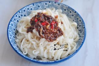 煮好后捞出，浇上之前的酱料。