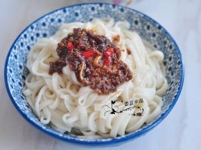煮好后捞出，浇上之前的酱料。
