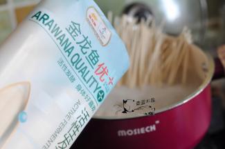 水开后，直接将金龙鱼优+活性发酵空心挂面放进去煮6分钟。这个面采用活性酵母发酵工艺，空心面身，易入味，更好吃，耐久煮，而且不糊汤，所以放心煮吧。