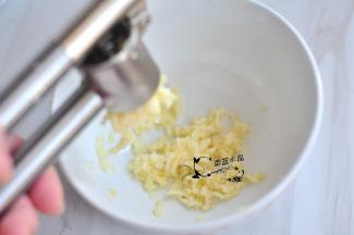 用压蒜器，把蒜压成泥状。