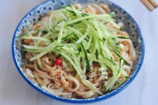 拌匀后，表面撒上黄瓜丝。