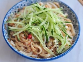 拌匀后，表面撒上黄瓜丝。