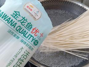 锅里烧开水，水开下金龙鱼活性发酵空心挂面，活性发酵，易于吸收和消化。