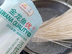 锅里烧开水，水开下金龙鱼活性发酵空心挂面，活性发酵，易于吸收和消化。