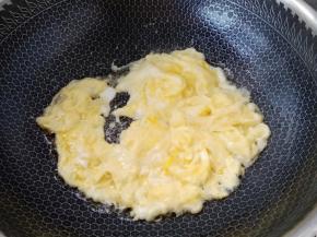 锅热放食用油，油热放入鸡蛋液炒熟放入碗中备用。