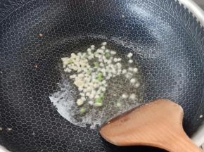 另起锅，锅热放油，油热入蒜碎与葱白翻炒出香味。