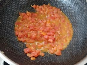 放入西红柿丁翻炒至变色。