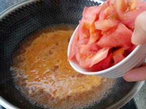 加入适量清水，再加入西红柿块。