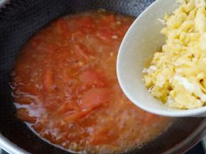 开锅后加入炒好的鸡蛋。