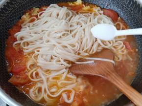 面条捞出放入锅中，加入盐、生抽、糖搅拌均匀煮1分钟关火。