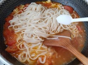 面条捞出放入锅中，加入盐、生抽、糖搅拌均匀煮1分钟关火。