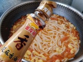 加几滴金龙鱼芝麻香油，金龙鱼香油，芝麻纯香浓郁。