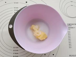 黄油与细砂糖放入盆中。